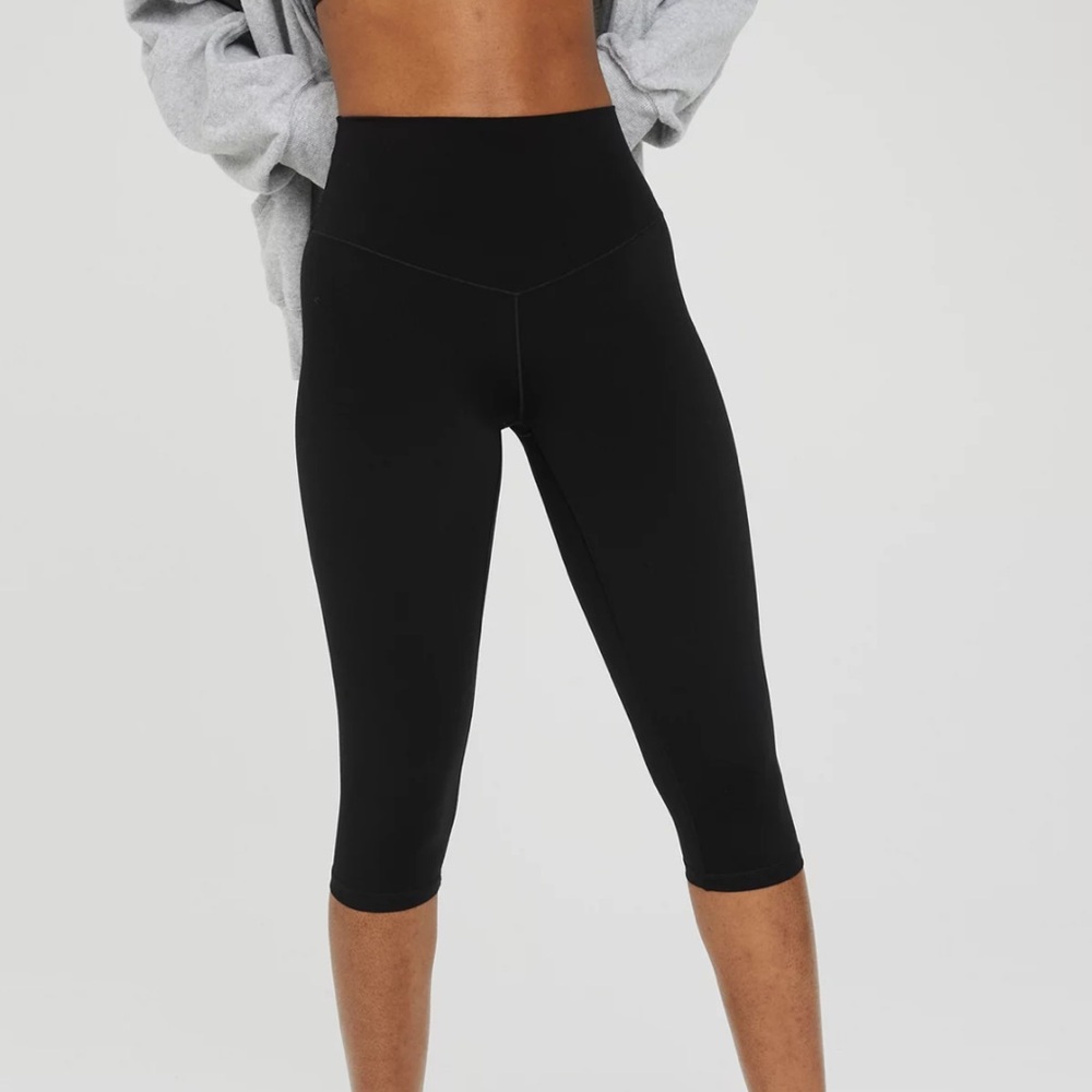OFFLINE By Aerie Real Me Cropped Legging size M Black 15”
